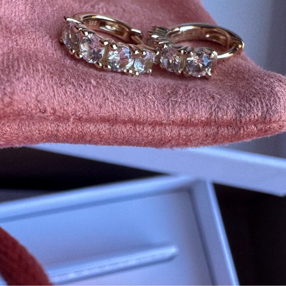NWT Mejuri Lab Grown Sapphire Huggies - Picture 7 of 8